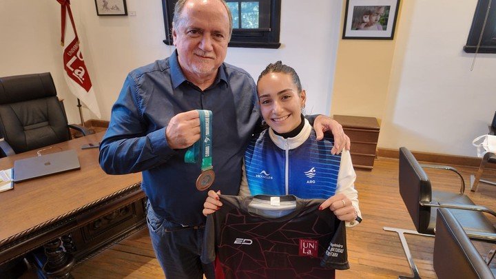 El salto que cambió la vida de Azul Chiorazzo, una deportista de élite con Daniel Bozzani, rector de la UNLA.
