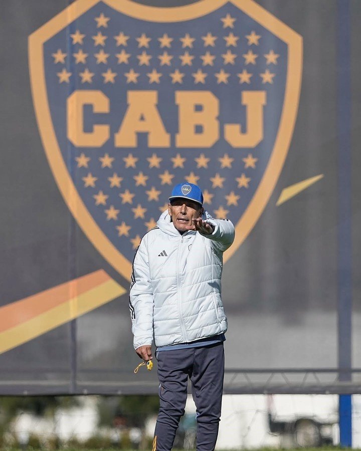Russo le dio algunas palabras de sabiduría al delantero (Prensa Boca)