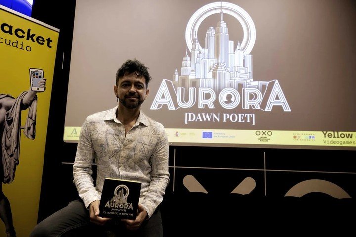 El director general de la empresa de video juegos Yellow Jacket, Jesús Torres, posa con el video juego "Aurora". EFE/Jorge Zapata