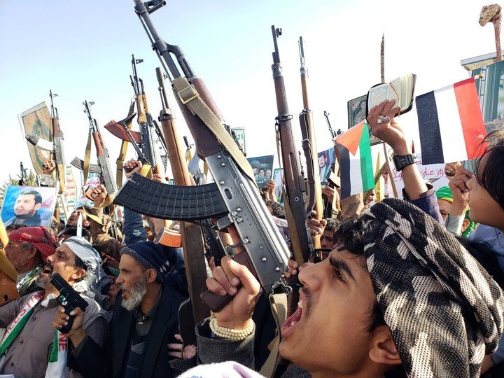 Hutíes gritan consignas con fusiles en alto durante una protesta contra EE.UU. e Israel. Foto EFE
