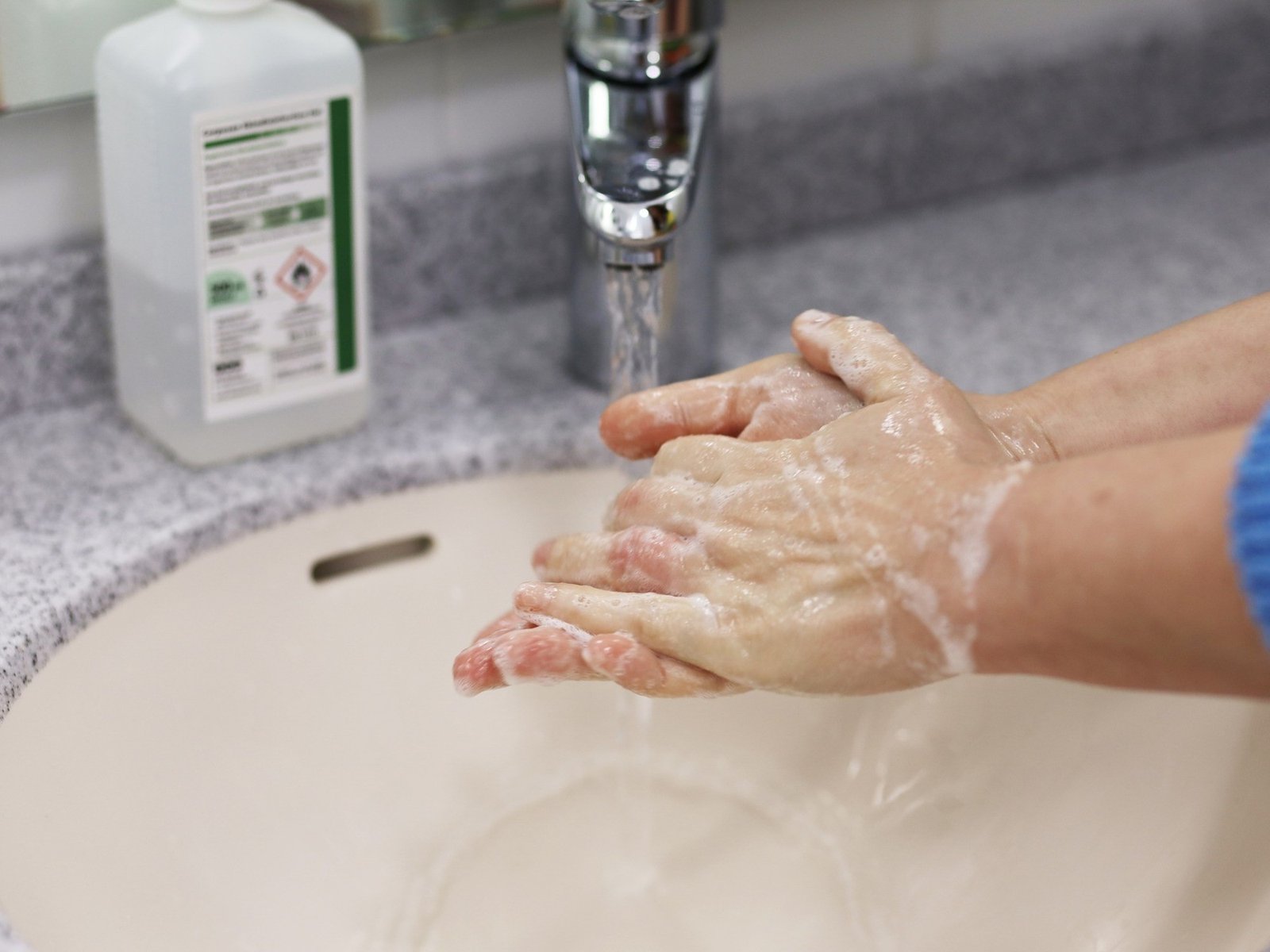 El hábito en el baño podría causar infecciones graves. Foto: Pixabay