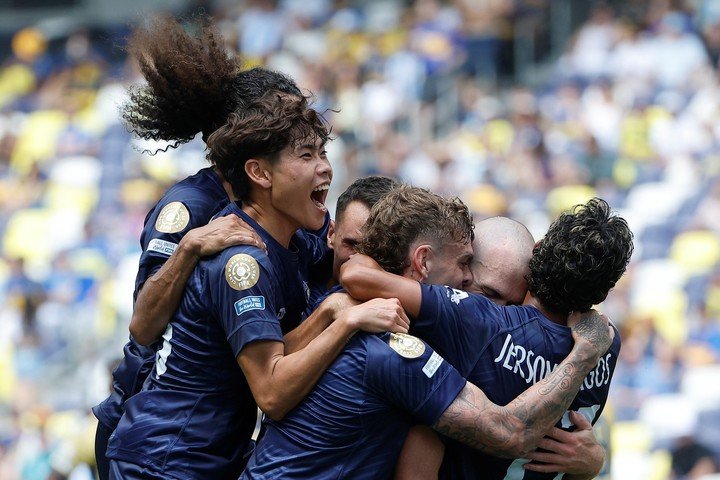 Los jugadores de Auckland festejando el único gol que hicieron en el Mundial de clubes: y se lo hicieron a Boca. El partido fue lo más visto del martes. EFE