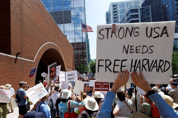 Miembros del grupo de exalumnos de Harvard "Crimson Courage" se manifiestan frente al Tribunal Federal John Joseph Moakley en Boston, Massachusetts. Foto EFE