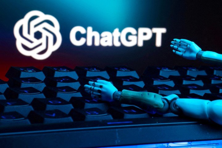ChatGPT no es ni un terapeuta ni un amigo. Es una plataforma pensada para mantener nuestra atención. / REUTERS / Dado Ruvic / Illustration