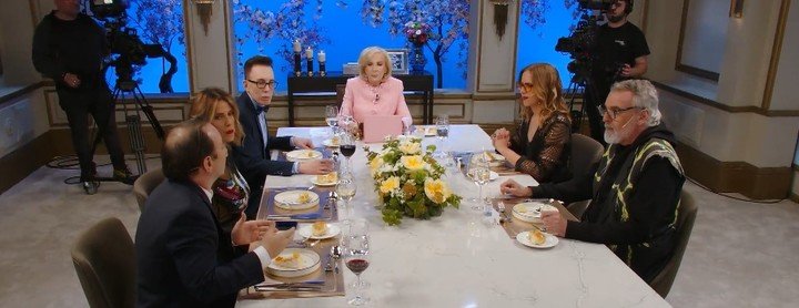 Este sábado, Mirtha tuvo una "mesaza" combinada entre el espectáculo y la actualidad política.