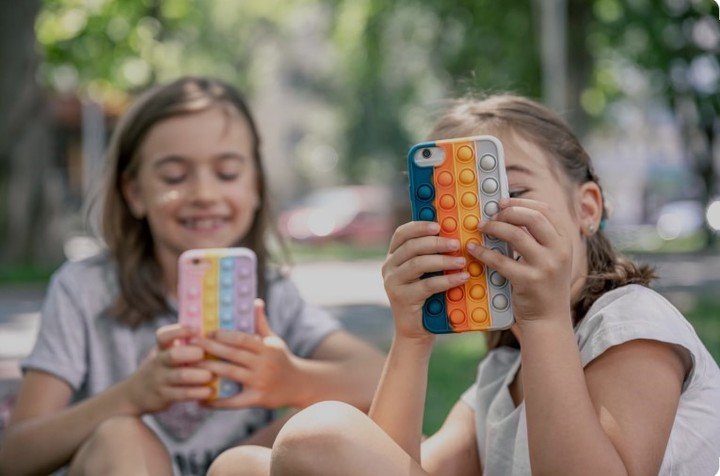 El uso del celular antes de los 13 años compromete la salud mental (Pantallas Amigas).