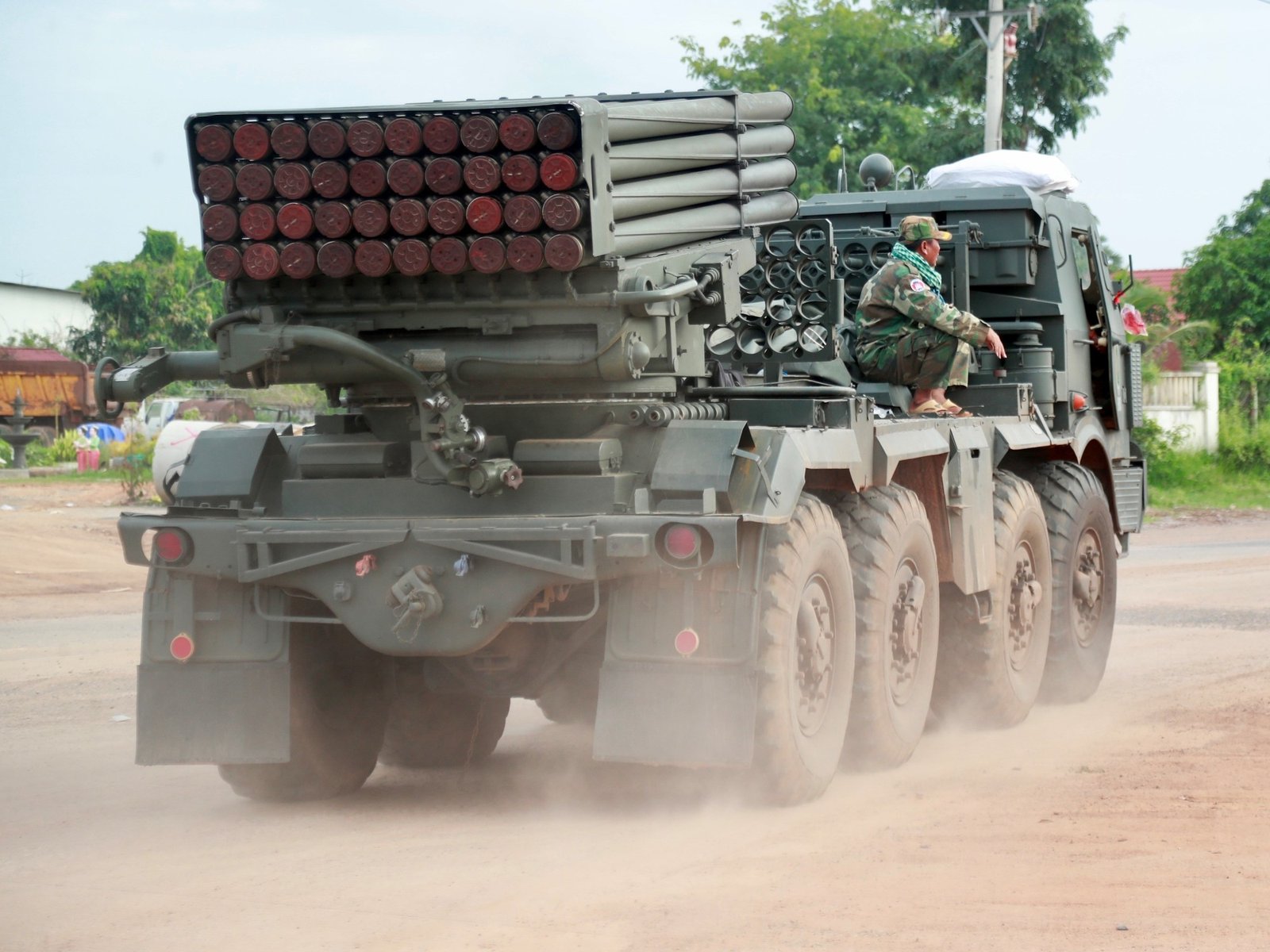  El eco de un conflicto histórico en la frontera La reciente escalada de violencia entre Tailandia y Camboya ha revi... Descubre más sobre región, fundam...