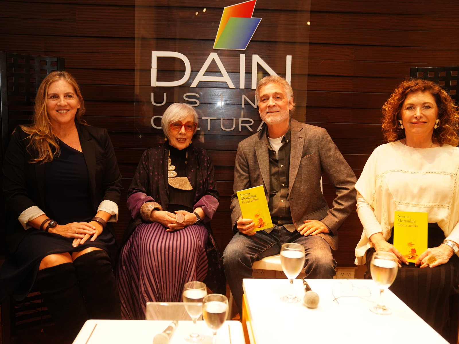 Una voz que teje memorias y realidades La presentación de un libro puede ser un evento más en el vasto panorama cultural... Descubre más sobre lector, record...