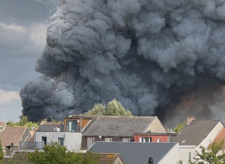 Una vista del humo que se levantó en el escenario principal de Tomorrowland, el miércoles 16 de julio, Foto: Morgan Hermans vía Reuters THIS IMAGE HAS BEEN SUPPLIED BY A THIRD PARTY. MANDATORY CREDIT. NO RESALES. NO ARCHIVES.