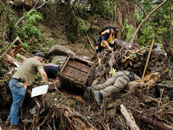 Equipos de búsqueda y rescate revisan montones de escombros. Foto: Carter Johnston/The New York Times