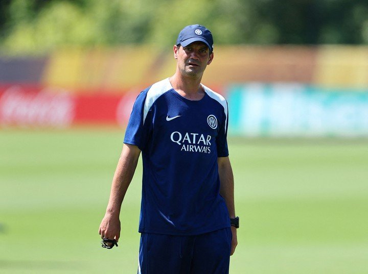 Cristian Chivu, el entrenador que deberá reordenar el plantel de Inter. Foto: Agustin Marcarian / Reuters.