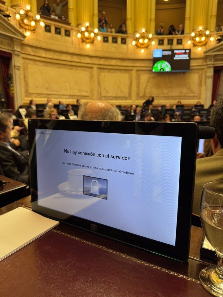 Pantallas bloqueadas y sistema caído a la hora de votar en el Senado.