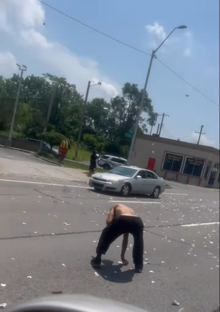 La policía detuvo el tráfico por media hora mientras la gente corría para agarrar los billetes. Foto: captura de pantalla/Facebook.