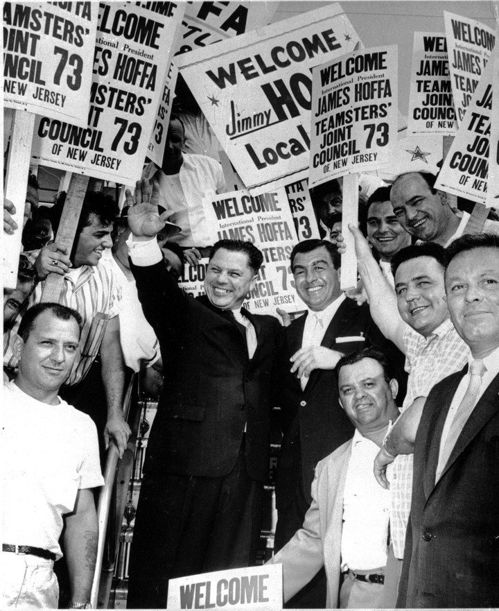 Jimmy Hoffa junto a Anthony Provenzano, un jefe mafioso al que se indicó como el hombre que mandó a matar a Hoffa (AP).