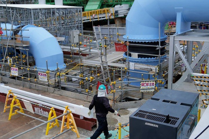 Las tuberías que transportan agua de mar para diluir el agua radiactiva tratada en la central nuclear de Fukushima Daiichi. (Foto: AP)