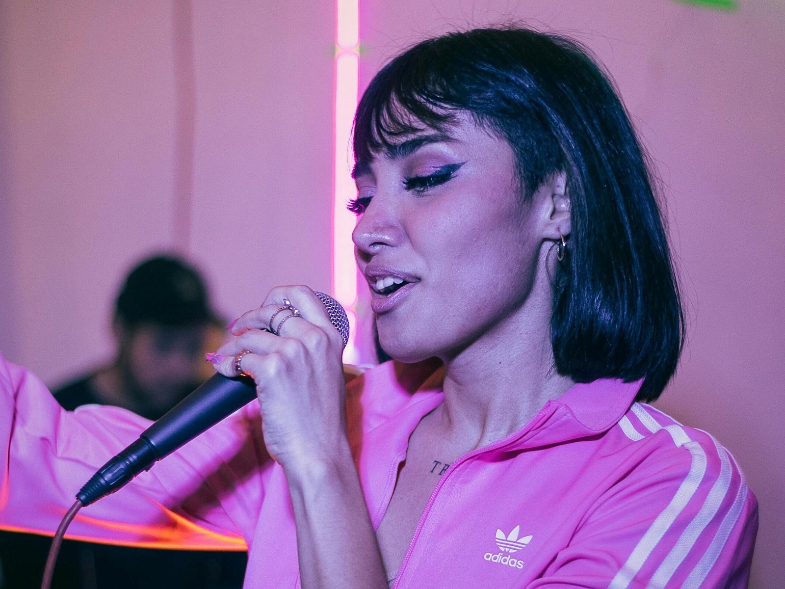  Una fórmula para el éxito en el karaoke La experiencia del karaoke va más allá de simplemente cantar. Este fenómeno... Descubre más sobre fiestas, fórmu...