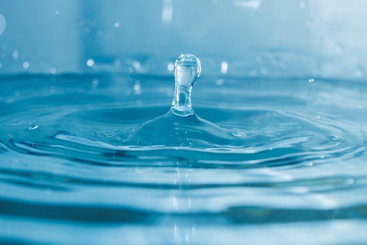 El agua de manantial o mineral no es pura porque contiene minerales que provienen de su origen natural. Foto: Freepik.