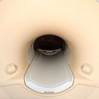 Un hombre murió tras ser arrastrado hacia un resonador magnético debido a su "gran" cadena metálica