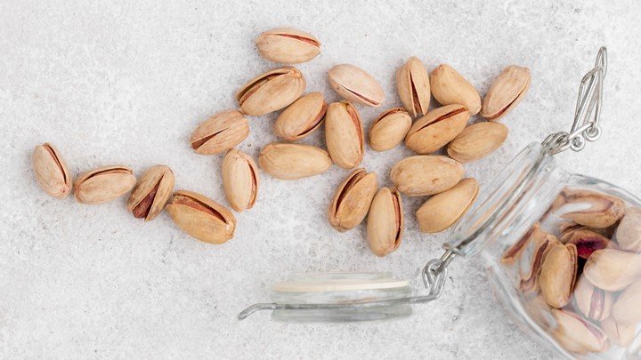 Gracias a su textura, las cáscaras de pistacho permiten que el compost mantenga su volumen y distribución uniforme de nutrientes. Foto: Freepik.