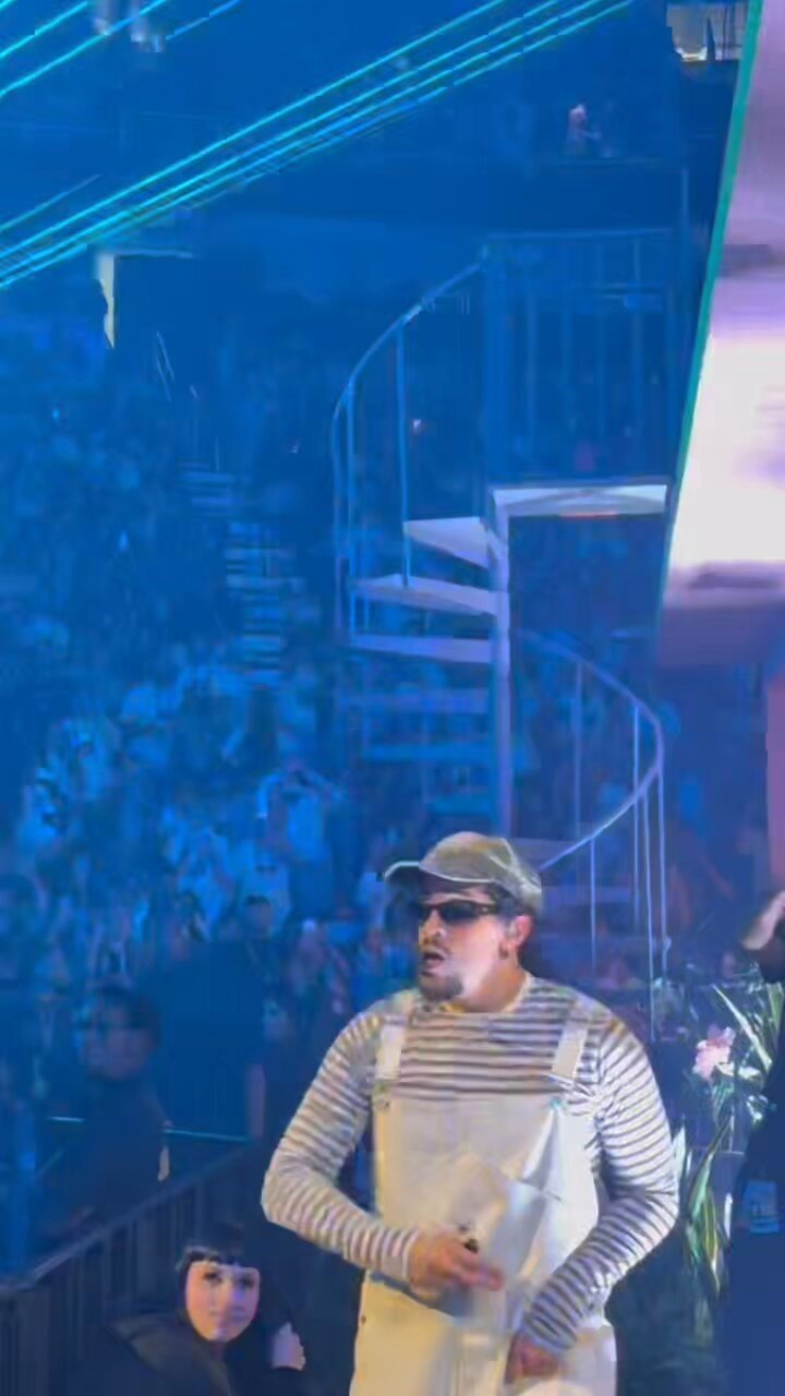 El cantante estaba dando un concierto en El coliseo de Puerto Rico.
