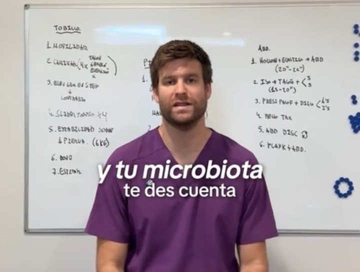 El médico español Alexandre Olmos, en uno de sus videos de TikTok. Foto: captura de video/@dr.alexandreolmos.