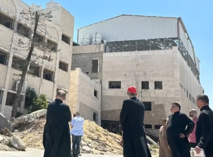 Autoridades del Patriarcado Latino en Jerusalén recorren sitios atacados en Gaza.