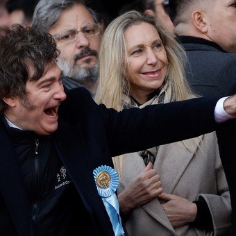 Para Bloomberg, el entusiasmo por los bonos argentinos se enfría hasta que pase una elección clave para Milei