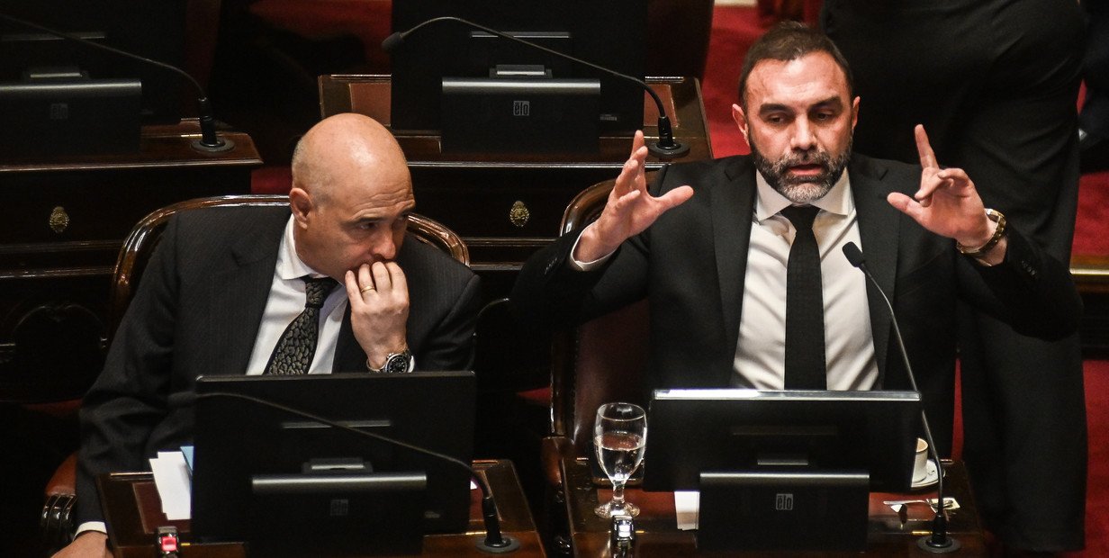 Los libertarios Ezequiel Atauche y Bartolomé Abdala en el Senado. Foto: Federico López Claro
