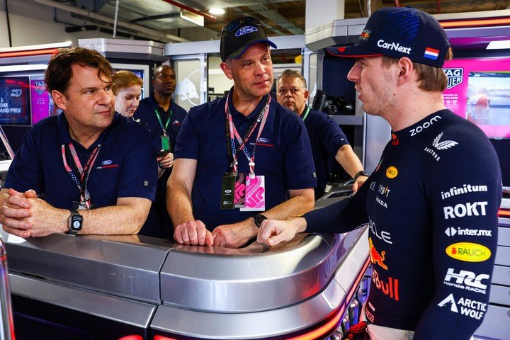 Jim Farley junto a Max Verstappen, en el GP de Miami de 2023. Foto: AFP