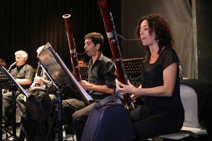 La agrupación interpreta obras clásicas, composiciones originales y también cruzan la música con otras disciplinas como el teatro, el audiovisual y la danza.