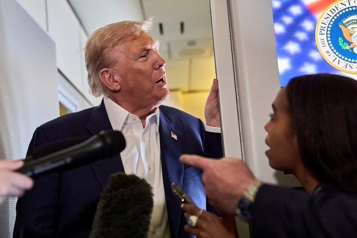 Trump habla con periodistas en el Air Force One. Foto: AP