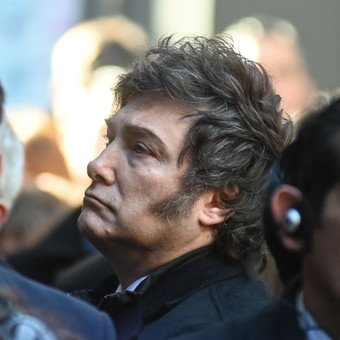 Ultimas encuestas: cae la imagen de Milei y la gestión, pero los libertarios siguen liderando para la elección