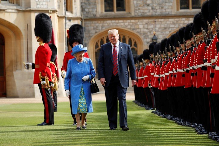 Donald Trump y la difunta reina Isabel II. Foto Archivo AP