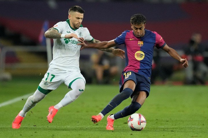 Carles Pérez, en el Getafe, ante la estrella del Barcelona, Lamine Yamal. (EFE/Alejandro García)