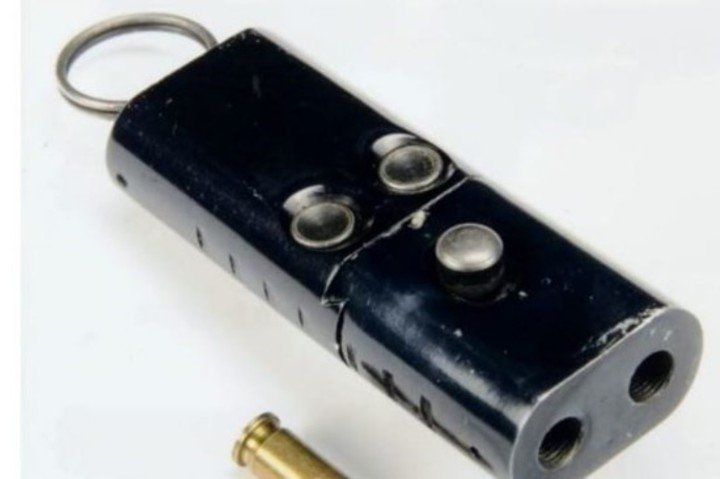 El arma contaba con un anillo para llevarla junto a las llaves personales y estaba cargada lista para disparar (Twitter).