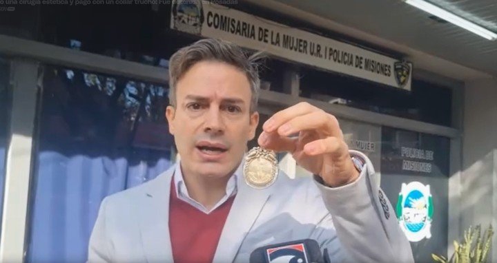 El médico con el "artilugio" que le dieron en pago. 