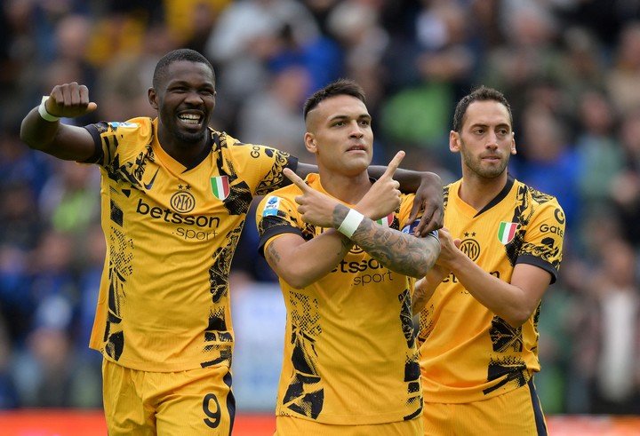 Thtuam, Lautaro y Calhanoglu, un trío que le dio alegrías al Inter. ¿Vuelven a juntarse? Foto: Reuter