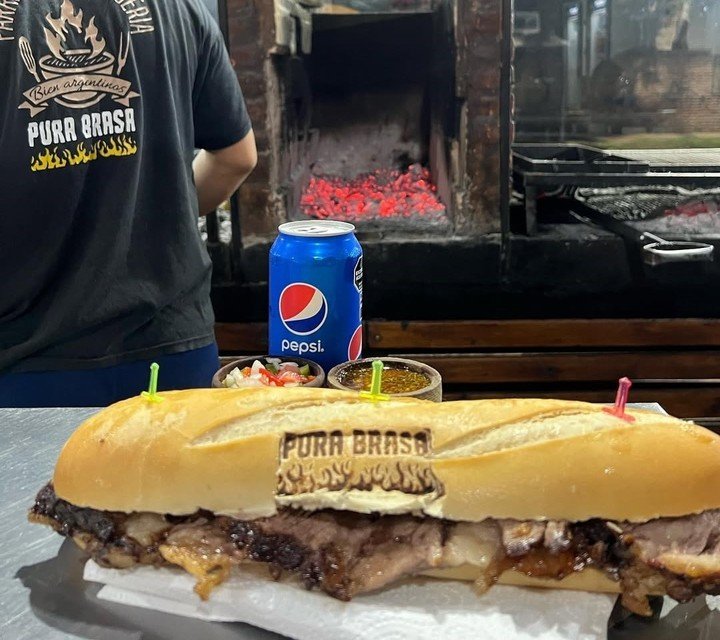 La experiencia apunta al disfrute sin pretensiones ni protocolos. Foto: Instagram @parrilla_purabrasa.