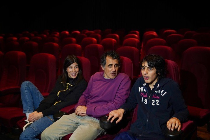 La actriz Valentina Bassi y del director Ulises Rosell y su hijo Lisandro. Foto: Emmanuel Fernández.