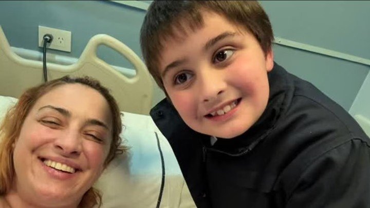María Julia Oliván con su hijo, Antonio en el Hospital Aléman.
