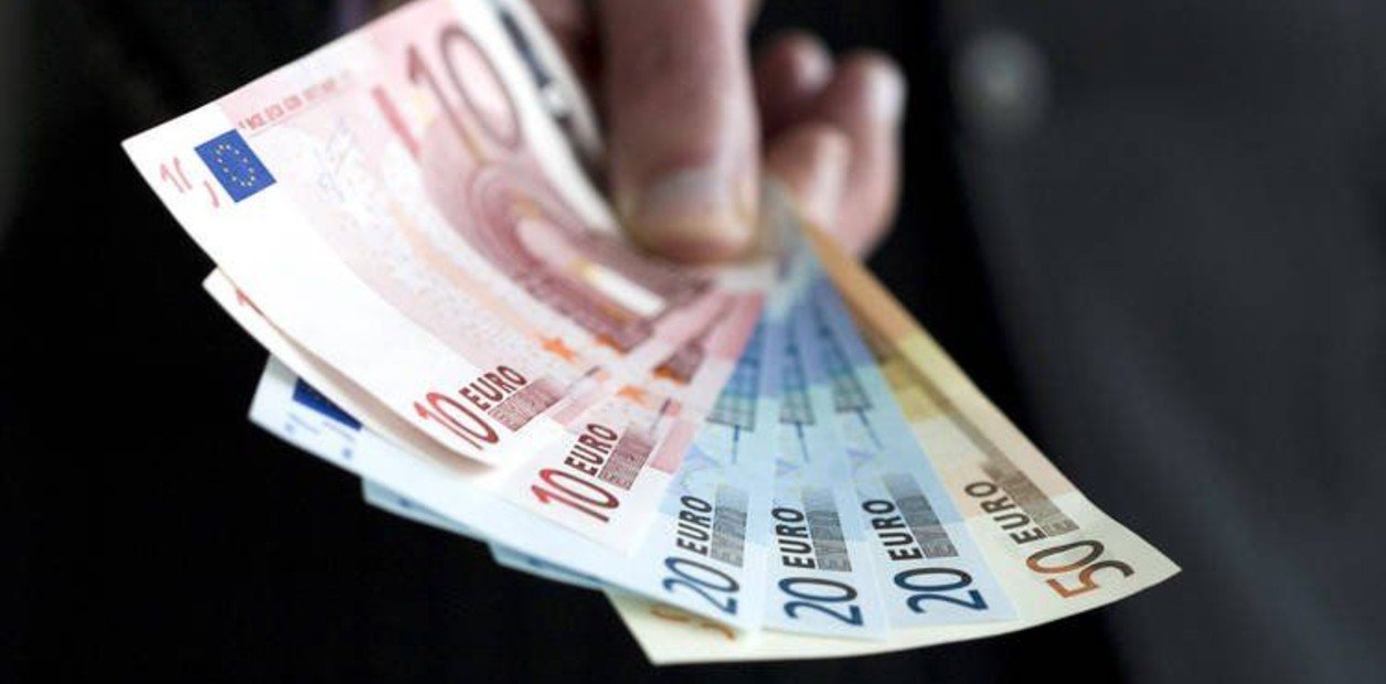 El euro en la encrucijada: cotizaciones y su impacto en el bolsillo argentino Este jueves 24 de julio el euro se coloca ... Descubre más sobre mantener, entr...
