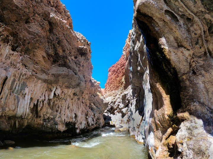 Uno de los principales atractivos turísticos de La Poma es el Puente del Diablo, una formación volcánica impresionante que atrae a los aventureros. Foto: Wikimedia Commons.