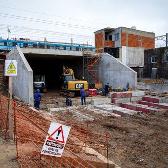 Empujarán 1.400 toneladas bajo las vías: así construyen un túnel clave para continuar el camino costero junto al Riachuelo