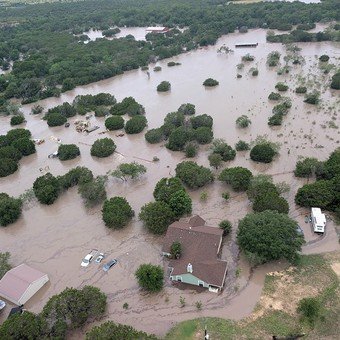 Catástrofe en Texas: se eleva a 82 la cifra de muertos y sigue la desesperada búsqueda de las nenas desaparecidas en un campamento