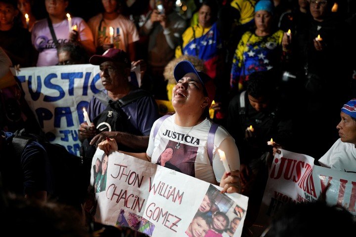 Una marcha en Caracas, en abril, frente a la embajada de El Salvador, para reclamar la liberación de los venezolanos deportados de EE.UU. Foto: AP 