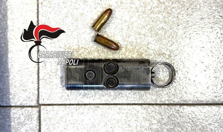 Un arma nunca antes registrada: una pistola oculta en un llavero, del calibre 7,65 milímetros y capaz de disparar dos balas mediante botones ocultos en su parte trasera (EFE). 