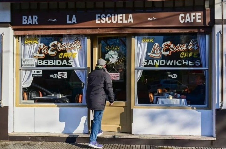 Es un bar notable con fuerte identidad barrial y pasión por Platense. Foto: Instagram @barlaescuelacafe.