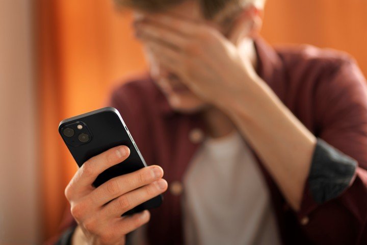Los estafadores pueden adherirte a servicios pagos sin tu consentimiento si tienen una grabación de tu voz y algunos datos personales. Foto: Freepik.