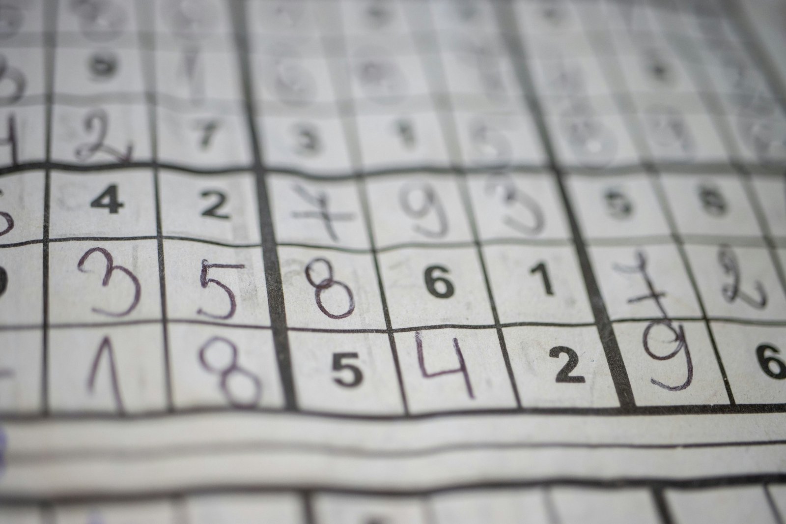 La práctica del sudoku favorece la agilidad mental. Foto: Unsplash.
