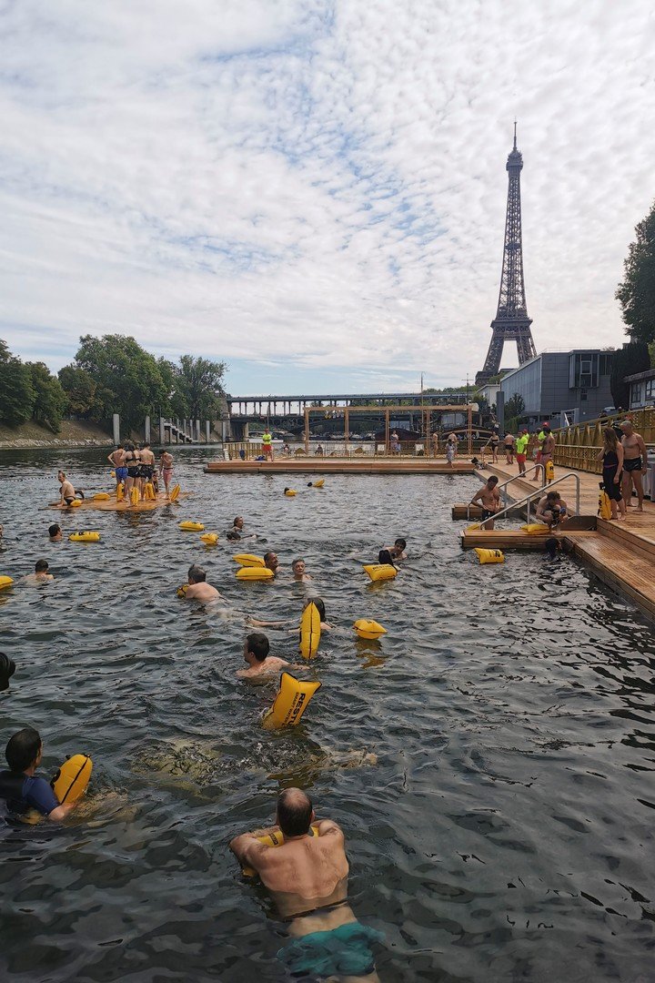 Las aguas del Sena volvieron a recibir a bañistas en París este sábado por primera vez desde 1923. Foto EFE